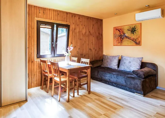 1 Bedroom Lovely In Prázdninový dům Łazy